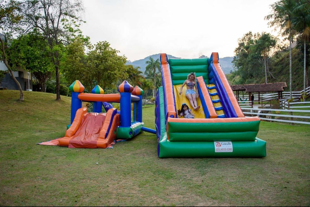Tobogã inflável gigante com vista para a serra