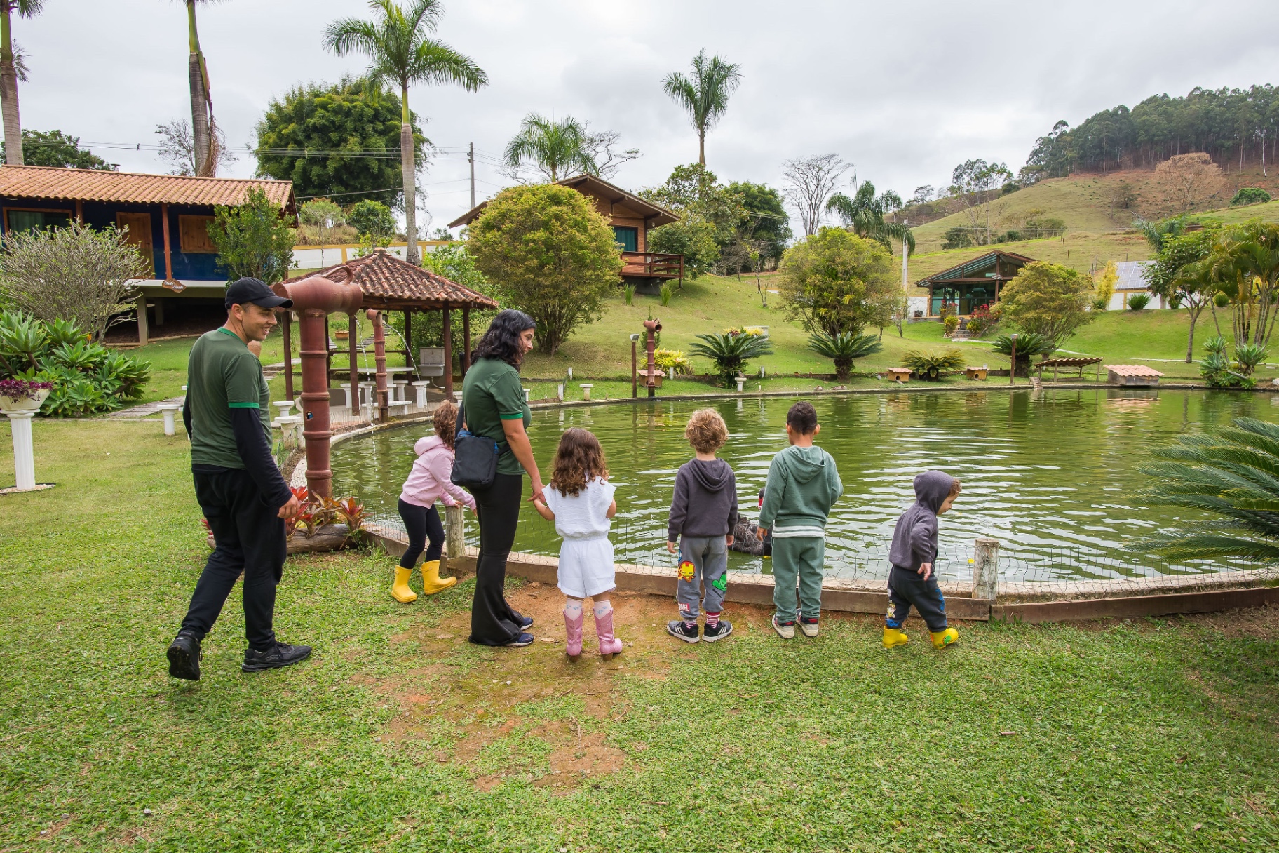 Família observando o lago natural