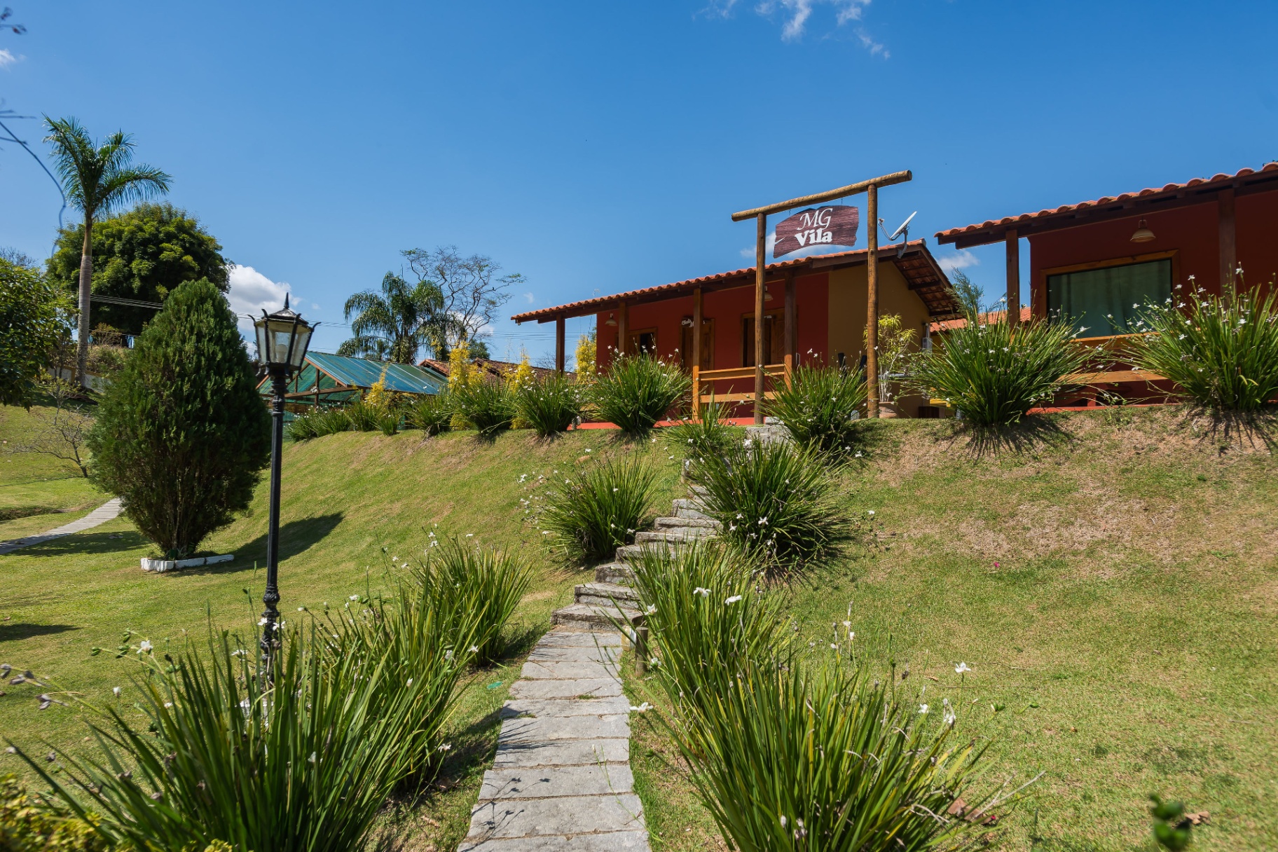 Vista panorâmica da fazenda com lago natural e paisagismo