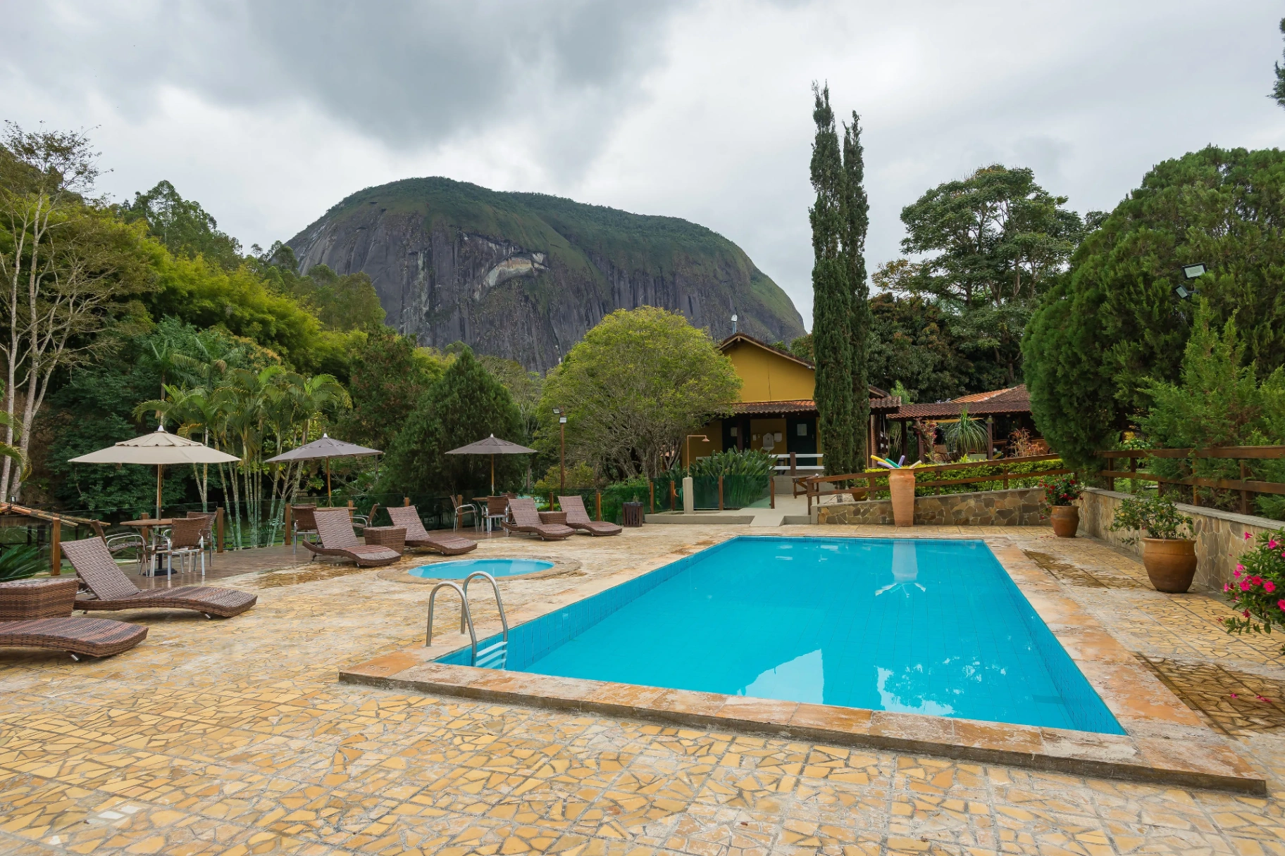 Chalés aconchegantes de madeira em meio à natureza