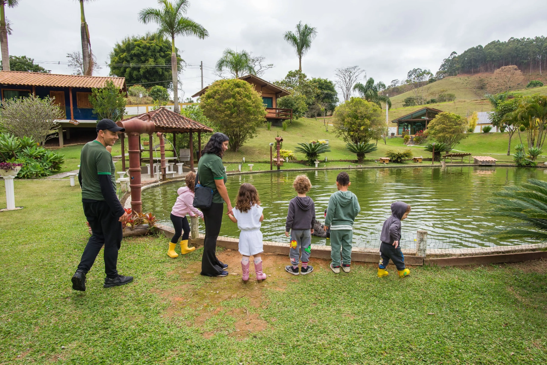 Famílias desfrutando atividades junto ao lago natural