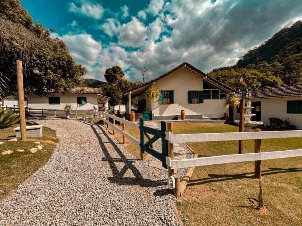 Caminho entre os chalés com a montanha ao fundo