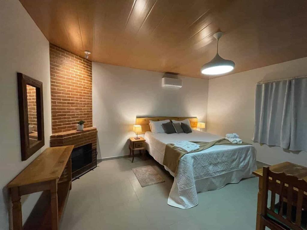Quarto com parede de madeira e televisão
