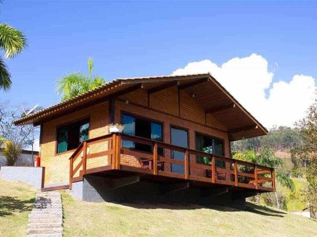 Chalé de madeira com dois pavimentos e varanda