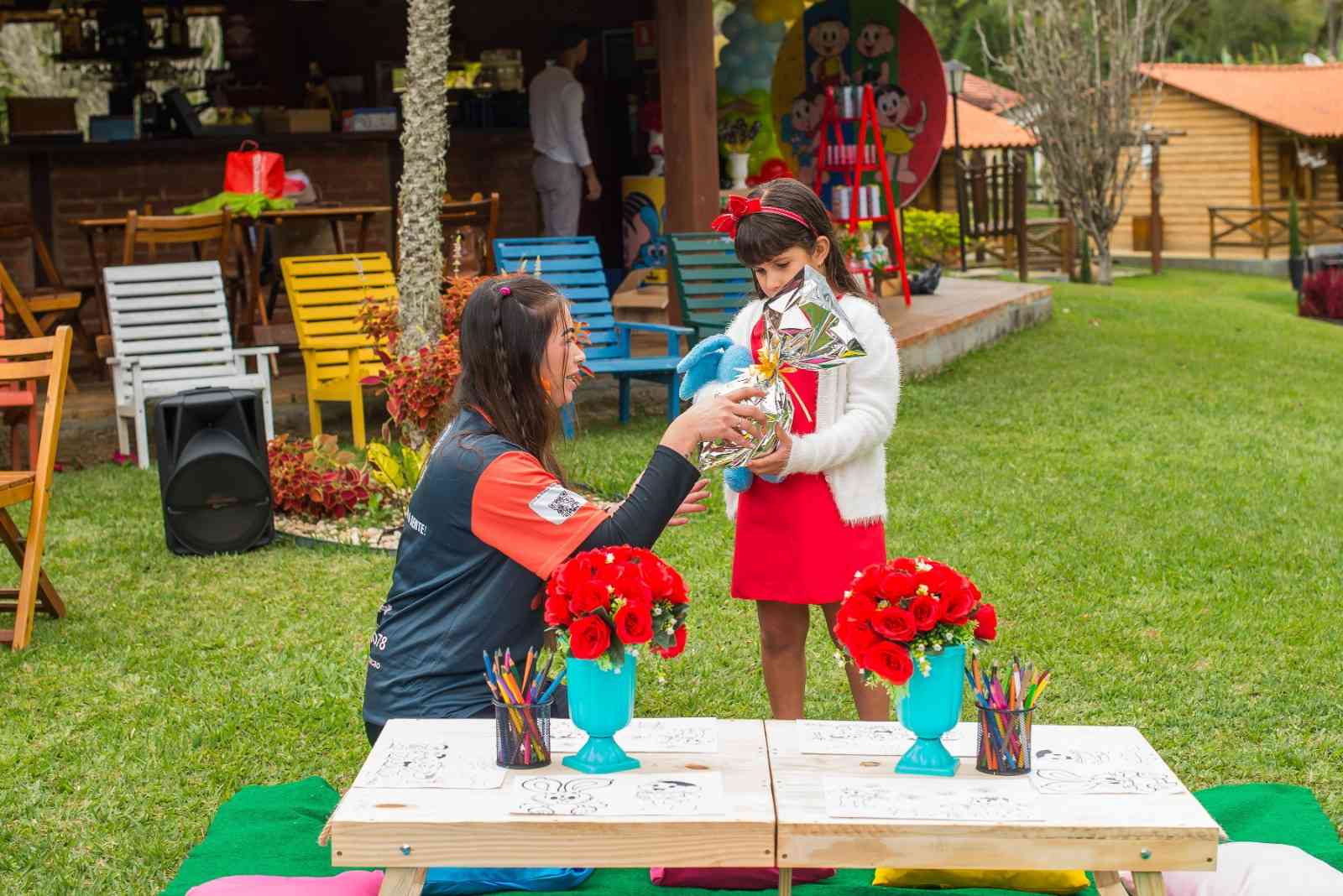 Crianças participando de uma atividade com recreador no jardim