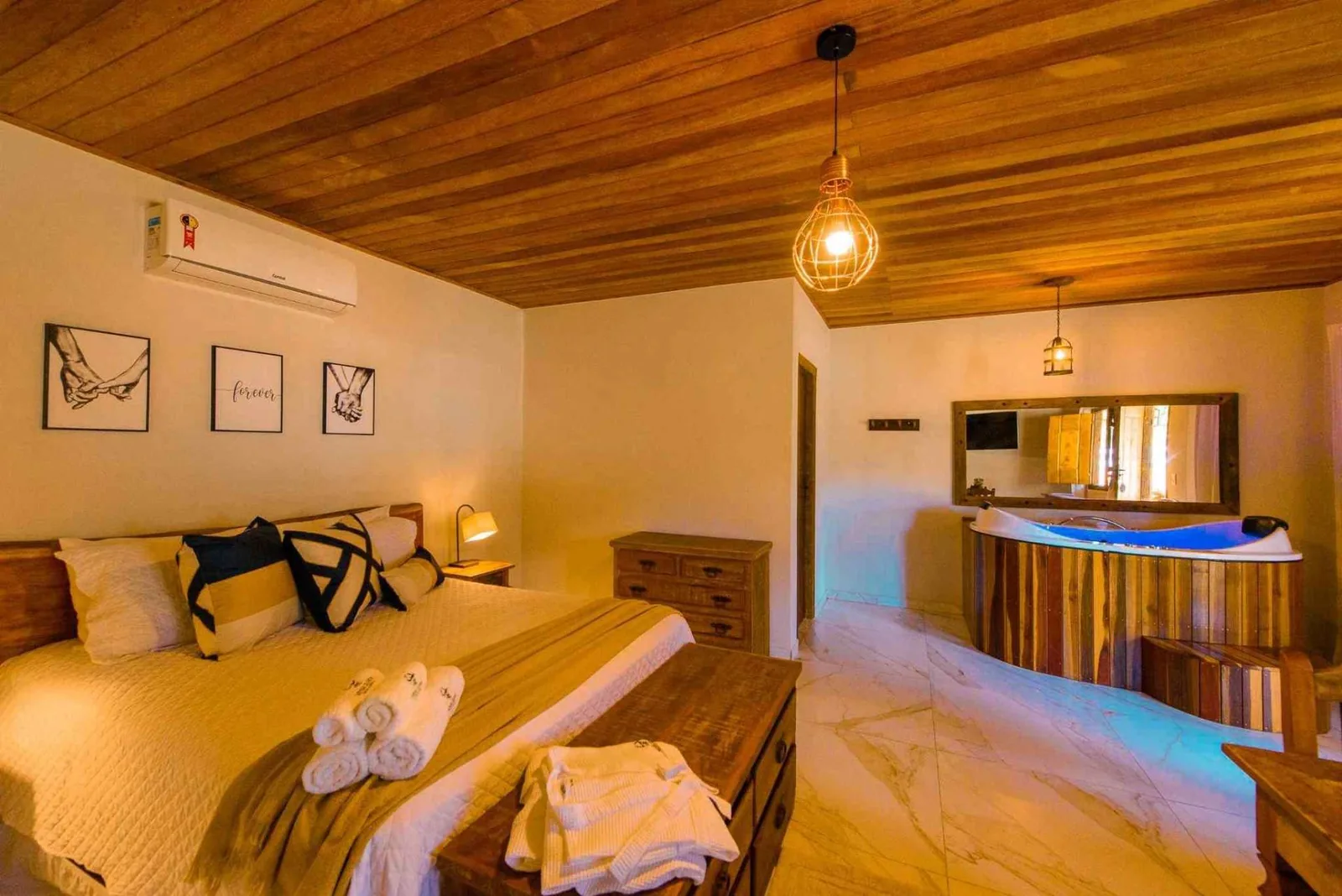 Interior de chalé com revestimento de madeira e cama de casal