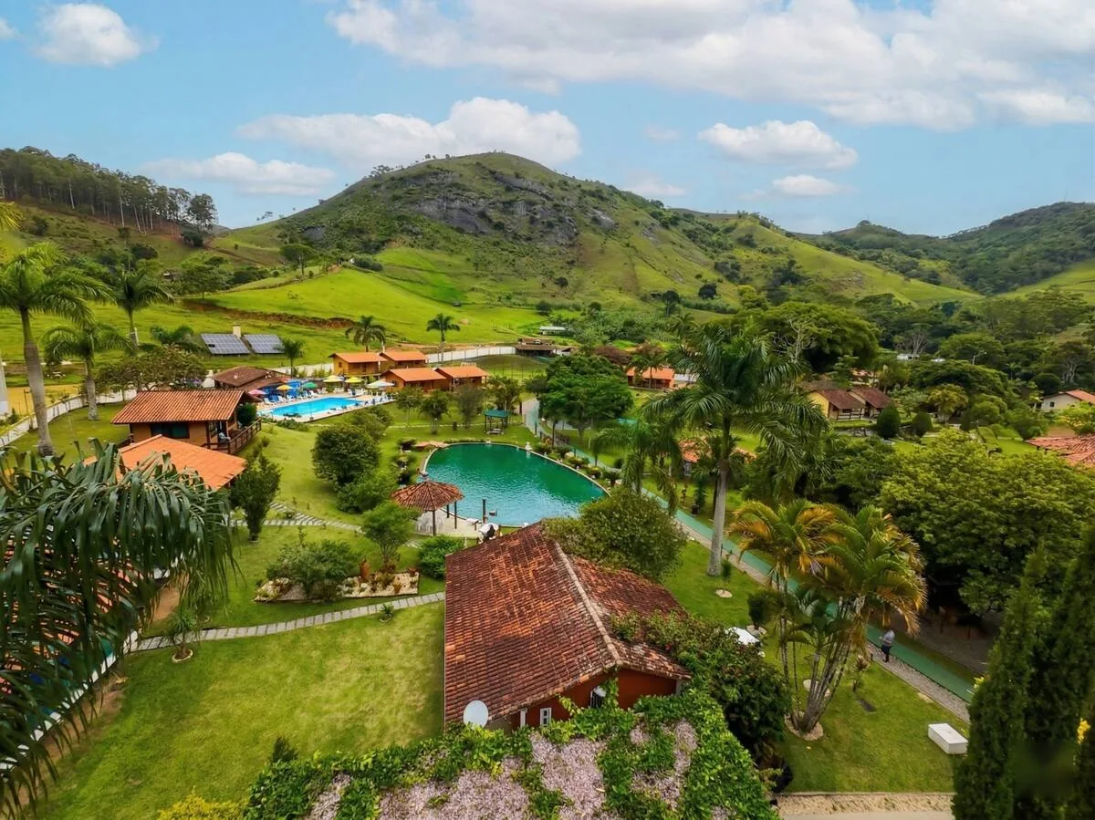 Vista elevada das construções e jardins entre as montanhas